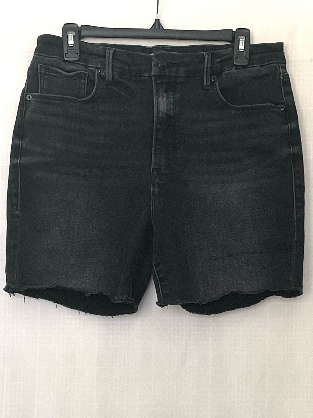 Good American Black Women’s denim cut off shorts
